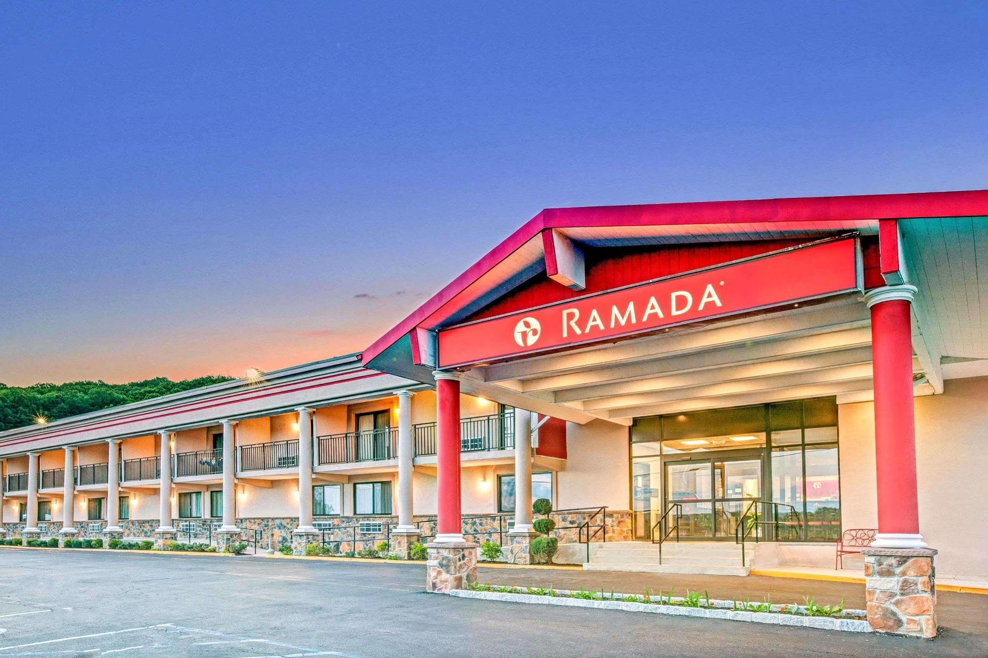 Готель Ramada By Wyndham Рокевей Екстер'єр фото